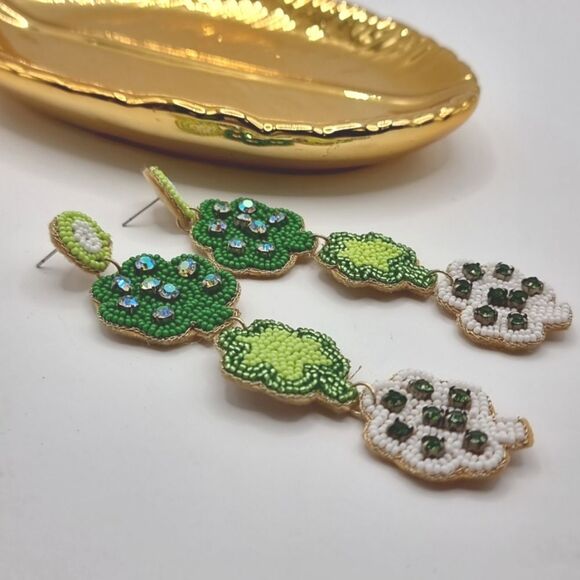 New TRIPLE CLOVER graphic bling sead beed St Patty's day earrings - Picture 7 of 9